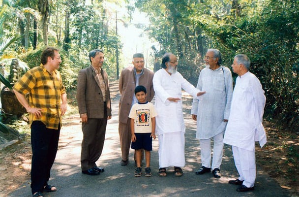 Peter Rühe, Dr. Y.P. Anand (director, National Gandhi Museum, Delhi), Prof. Gangrade (vice-president, Gandhi Smriti and Darshan Samiti, Delhi), Mr. Vishwanatan (founder Mitraniketan, nr. Tiruvananthapuram) and Dr. R.P. Misra at Mitraniketan, 2002
