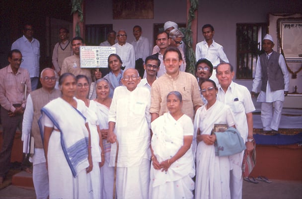 At Sabarmati Ashram, Ahmedabad, January 30, 1990. Front (from left): daughter Gargi Deshwal, Abha Gandhi, Prabhudas Gandhi, Peter Rühe, ?, ?, ?; upper row (from left): Amrutbhai Modi (secretary Sabarmati Ashram)