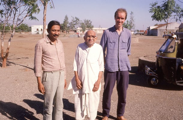 Yogesh Goda (grandson of Prabhudas Gandhi), Prabhudas Gandhi and Dutchman Peter Slob at Pardi near Rajkot, December 1987.