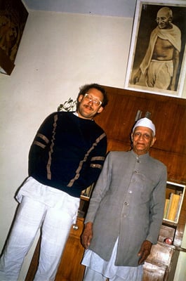 Peter Rühe and ashramite Anand Hingorani in his flat at Delhi, 1989