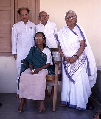 From left: Kahandas Gandhi (son of Nirmala and Ramdas Gandhi), Prabhudas Gandhi, Mahatma Gandhi's daughter-in-law, Nirmala, and Amba Gandhi (front) at Rashtriyashala, Rajkot, 1986.