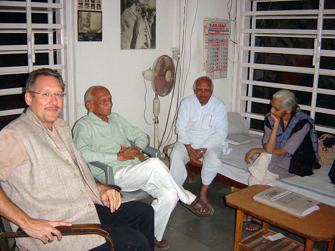 Peter Rühe, veteran freedom fighter Chunibhai Vaidya, Amruthbhai Modi (secretary, Sabarmati Ashram) and Dina Patel (from left), Ahmedabad, 2004