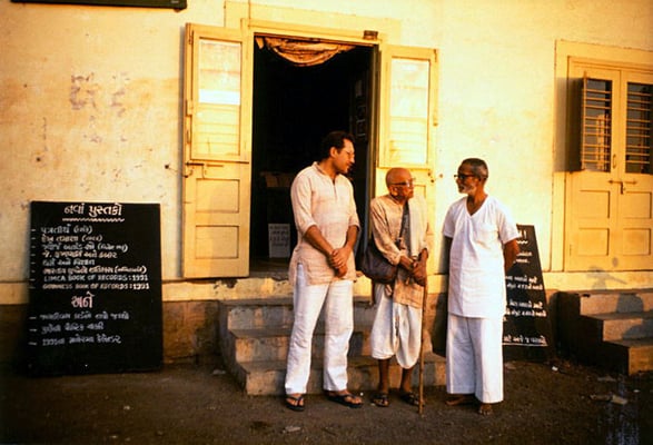 Peter Rühe, Prabhudasbhai Gandhi and Mahendrabhai Meghani (Lok Milap Trust) at Bhavnagar, 1991