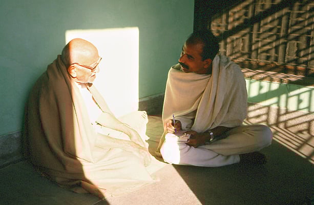 Prabhudas Gandhi with a journalist at New Delhi, January 26, 1988.