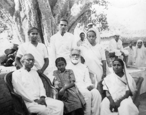 Prabhudas Gandhi (left, sitting), his wife Amba (right, sitting), their daughter Gargi (top left) and son-in-law Himatlal (top centre) and daughter Indira (top right), c. 1965.