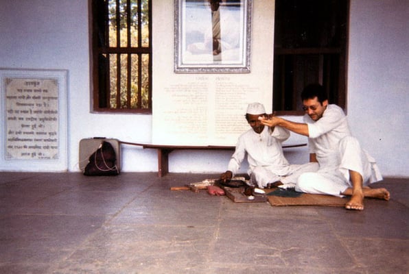Peter Rühe and spinning instructor Mangaldas on the terrace of Gandhi’s house at Sabarmati Ashram, Ahmedabad, 1986