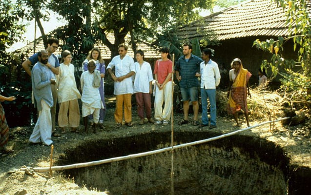 Peter Rühe (centre) with participants of the group tour “In the Footsteps of Mahatma Gandhi” in Gujarat, 1987