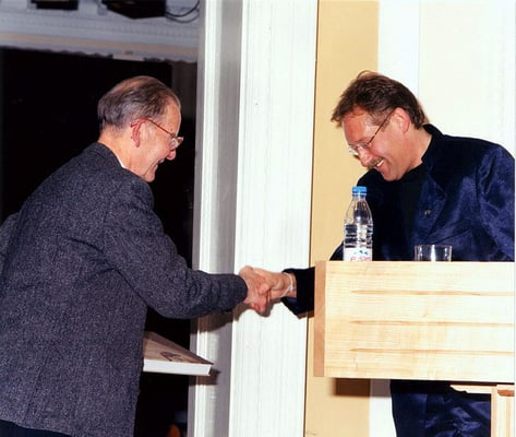 Cecil Evans (The Gandhi Foundation, London) congratulates Peter Rühe on the occasion of the release of his photo biography “Gandhi”, Nehru Centre, London, 2001