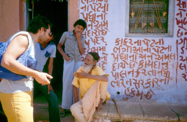 Peter Rühe talking to a “Mahatma” in a small village in Gujarat, 1986