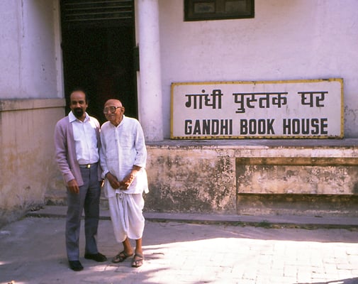 N. Vasudevan (manager Gandhi Book House) and Prabhudas Gandhi  in front of the Gandhi Book House, New Delhi, January 26, 1988.