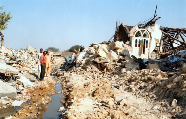 Peter Rühe with sarvodaya worker Himmatbhai Goda and his son Yogesh amidst the debris of the Gujarat Earthquake, 2001