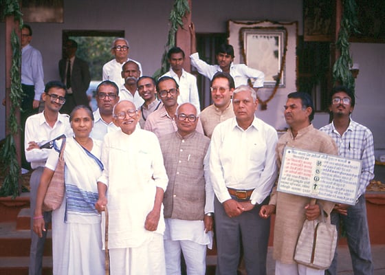At Sabarmati Ashram, Ahmedabad, January 30, 1990. Front (from left): daughter Gargi Deshwal, Prabhudas Gandhi, Amrutbhai Modi (secretary Sabarmati Ashram), Peter Rühe (behind), ?, ?, ?.