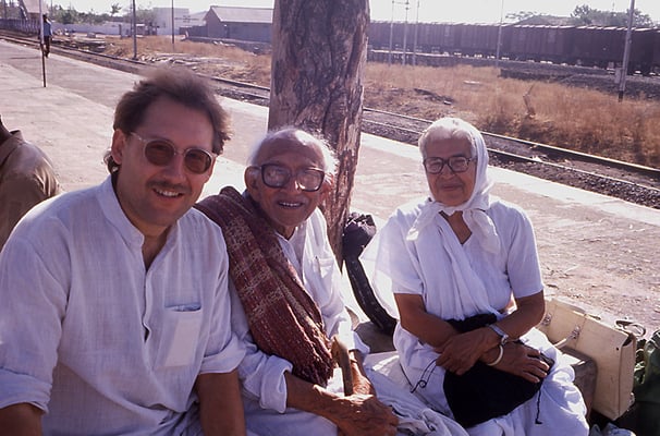 Peter Rühe, Prabhudas Gandhi and Nirmala Gandhi (daughter of Ramdas Gandhi) at Wardha-East railway station, 1986.