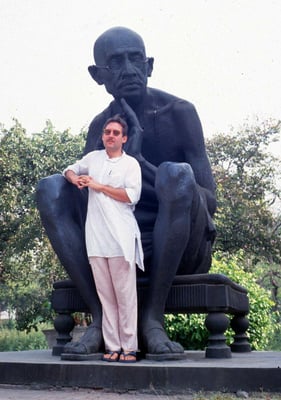 Peter Rühe underneath a Gandhi statue at Delhi, 1994
