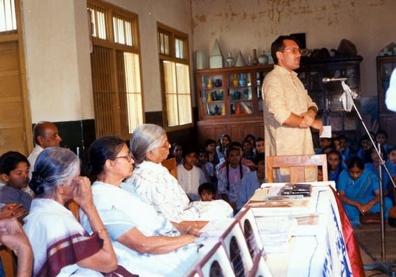 Peter Rühe during the prize distribution function of the first drawing competition “Mahatma Gandhi – As I See Him” at the Gandhian school Kadvibhai Virani Kanya Vidyalay at Rajkot, 1991
