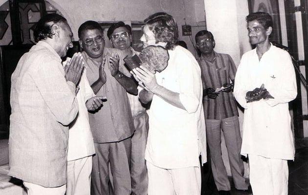 Peter Rühe receiving an award for his life work from the Gujarati Writers’ Association at Rashtriyashala, Rajkot, 1992