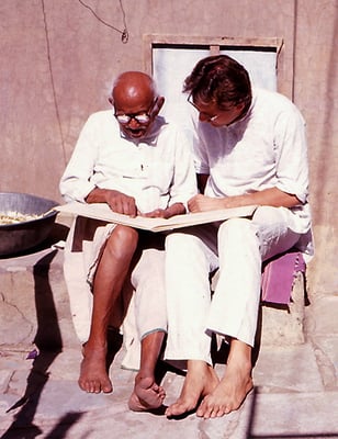Peter Rühe interacting with his mentor, Gandhi’s grand nephew, Prabhudasbhai Gandhi, at Rashtriyashala, Rajkot, 1986
