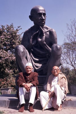 Prabhudas Gandhi and Anand Hingorani in front of a Gandhi statue at New Delhi, January 26, 1988.