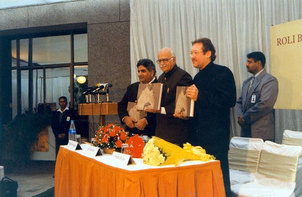 Peter Rühe with guest of honour, L.K. Advani, and publisher Pramodh Kapoor, during the release of his photo biography “Gandhi” at the India International Centre, Delhi, 28 January 2002