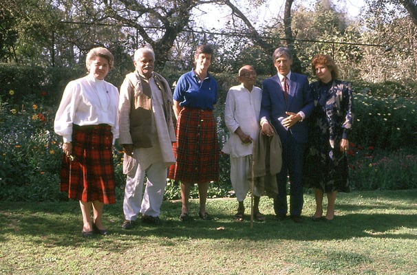An unknown woman, a friend of Prabhudas Gandhi, German Journalist Dr. Gabriele Venzky, Prabhudas Gandhi, German Deputy-Embassador Dr. Hellmut Schatzschneider and his wife Yvonne (from left) at the residence of Dr. Schatzschneider in New Delhi, 1986.