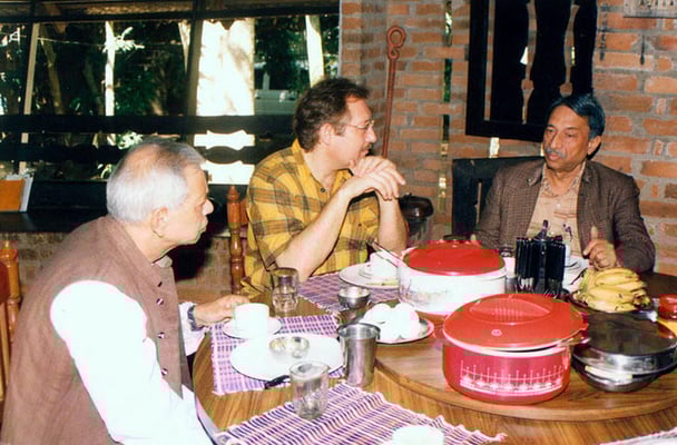 Peter Rühe talking with Dr. Y.P. Anand (director, National Gandhi Museum, Delhi) and Prof. Gangrade (vice-president, Gandhi Smriti and Darshan Samiti, Delhi) at Mitraniketan, 2002