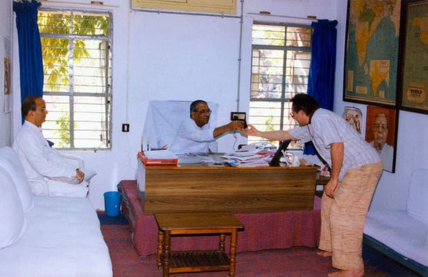 Peter Rühe meeting the then vice-chairman of Gujarat Vidya Pith, Jitendra Desai (Navajivan Trust), at his office in Ahmedabad, 2001. Left: Kapilbhai