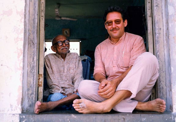 Peter Rühe with his mentor, Gandhi’s grand nephew Prabhudasbhai Gandhi at Paldi/Gujarat, 1993