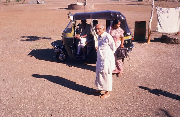 Prabhudas Gandhi at Pardi, Gujarat, November 1993. Right: Saroj Goda.