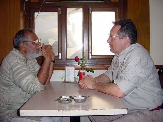 Peter Rühe talking with Tulsidasbhai Somaiya (Bombay Sarvodaya Mandal, Gandhi Book House), Mumbai, 2004