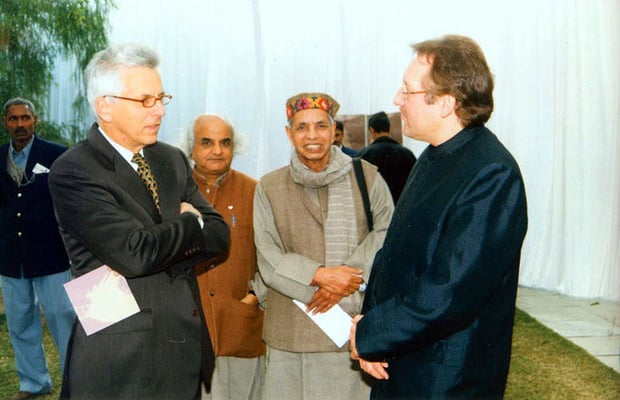 Peter Rühe talking with German Ambassador, Heimo Richter, during the release of his photo biography “Gandhi” at the India International Centre, Delhi, 28 January 2002