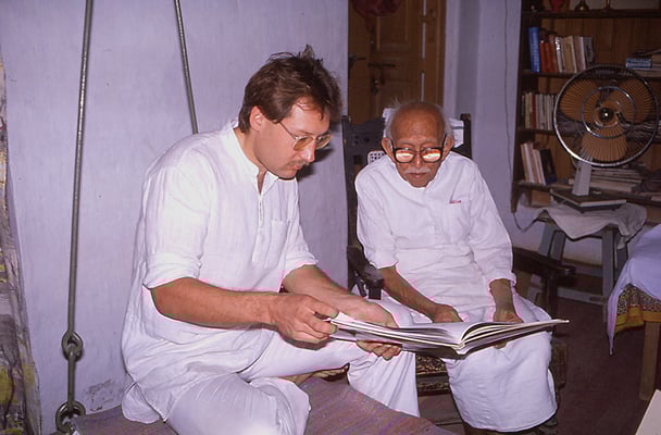 Peter Rühe talking with Prabhudas Gandhi at the residence of Madalsaben Narayan in Gopuri, Wardha, 1986. 