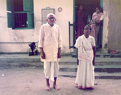 Prabhudas Gandhi with his wife Amba at Rashtriyashala, Rajkot, 1986.