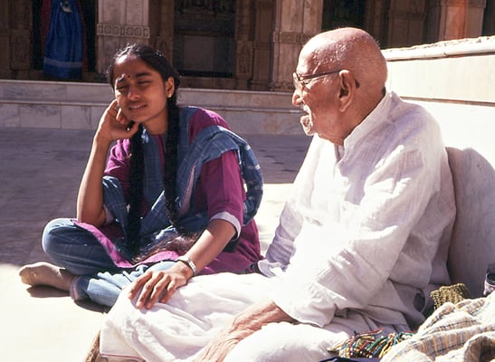 Prabhudas Gandhi with his granddaughter Suruchi Deshwal at Palitana, Gujarat, 1990.