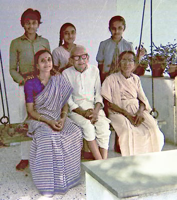 Top row (from left): Suketu Dhabalia, Suruchi Deshwal, Sujata Dhabalia; bottom row (from left): Kamala Dhabalia, Prabhudas Gandhi and his wife Amba, Rajkot, 1986.