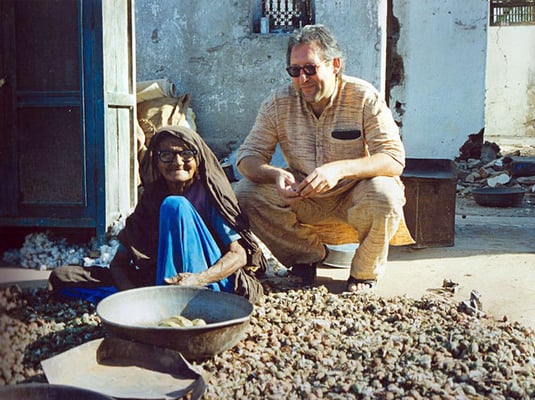 Peter Rühe with a surviving victim of the Gujarat Earthquake, Mahendrapur/Gujarat, 2001
