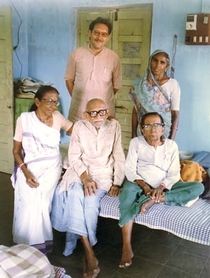 Indira Goda (daughter), Prabhudas and Amba Gandhi, Peter Rühe and a servant at Pardi, Gujarat, November 1993.