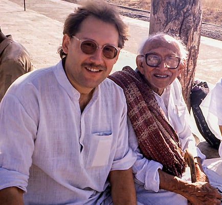 Peter Rühe and Prabhudas Gandhi at Wardha-East railway station, 1986.
