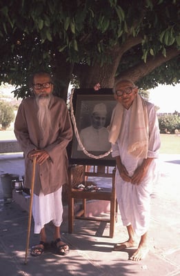 Shivaji Bhave (brother of Vinoba Bhave) and Prabhudas Gandhi at the memorial of Jamnalal Bajaj at Gopuri, Wardha, 1986.