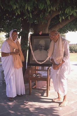 Prabhudas Gandhi and Madalsa Narayan (daughter of Jamnalal Bajaj and wife of Shriman Narayan) at the memorial of Jamnalal Bajaj at Gopuri, Wardha, 1986.