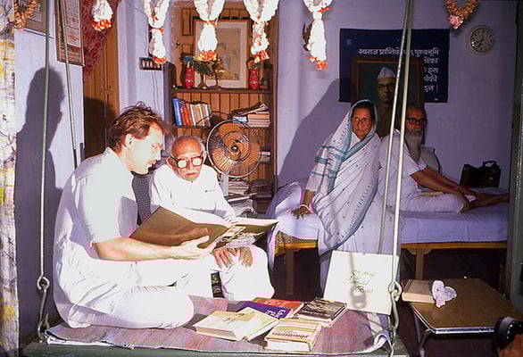Peter Rühe in discussion with his mentor, Gandhi’s grand nephew, Prabhudasbhai Gandhi, Wardha, 1986. Back: Madalsaben Narayan (daughter of Jamnalal Bajaj, wife of Shriman Narayan) and Shivaji Bhave (brother of Vinoba Bhave)