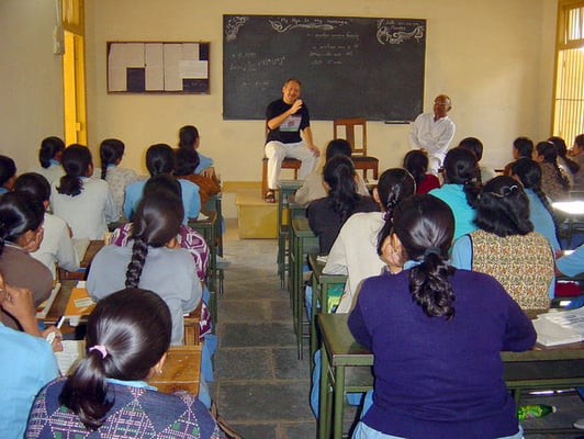 Peter Rühe speaking to students of the Gandhian school Kadvibhai Virani Kanya Vidyalay at Rajkot, 2004