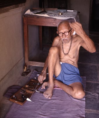 Prabhudas Gandhi spinning on a book charkha at Rustom Bhavan, Sevagram Ashram, Wardha, 1986.
