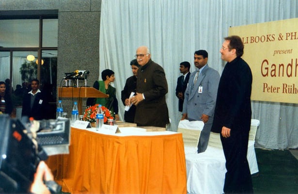Peter Rühe with guest of honour, L.K. Advani, during the release of his photo biography “Gandhi” at the India International Centre, Delhi, 28 January 2002