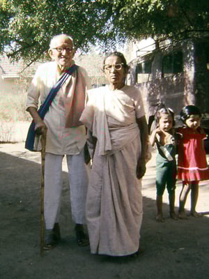 Prabhudas Gandhi and his wife Amba, Rashtriyashala, Rajkot, 1986. 2nd right: Sweta Goda.