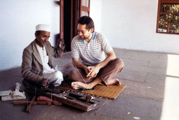 Peter Rühe and spinning instructor Mangaldas on the terrace of Gandhi’s house at Sabarmati Ashram, Ahmedabad, 1986