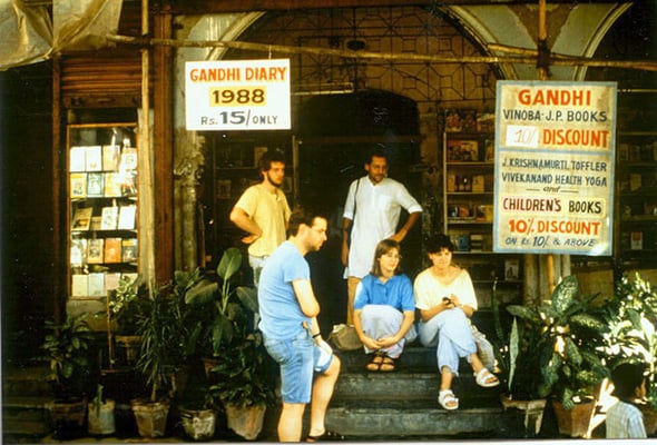 Peter Rühe (back) with participants of the group tour “In the Footsteps of Mahatma Gandhi” in front of Bombay Sarvodaya Mandal, Mumbai, 1987