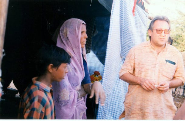 Peter Rühe talking to a surviving victim after the Gujarat Earthquake, 2001