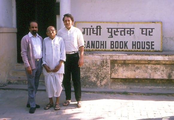 N. Vasudevan (manager Gandhi Book House), Prabhudas Gandhi and Peter Rühe in front of the Gandhi Book House, New Delhi, January 26, 1988.