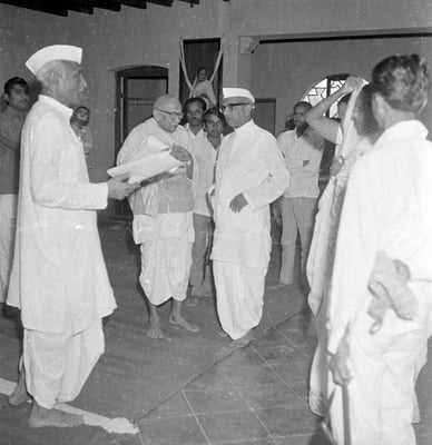 Prabhudas Gandhi at a get-together at Rashtriyashala, Rajkot, 1980. Left: Purushottam Gandhi.