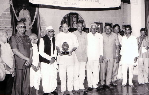 Peter Rühe receiving an award for his life work from the Gujarati Writers’ Association at Rashtriyashala, Rajkot, 1992, in the presence of Prabhudasbhai Gandhi, Purushottam Gandhi (3rd and 4th left) and mayor Vajubhai Vada (5th right).